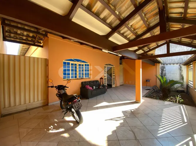 Casa à Venda com 03 Quartos no Bairro Manoel Valinhas em Divinópolis MG.