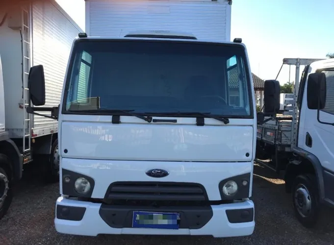FORD CARGO 816 BAÚ 2015 