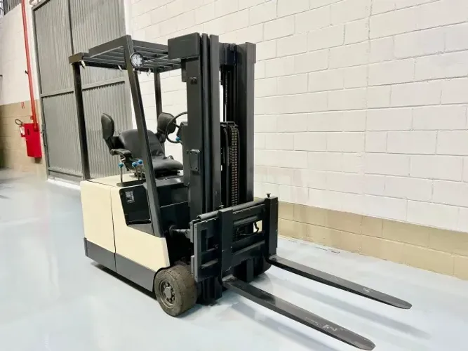 Empilhadeira Elétrica Contrabalançada Crown, Modelo 30SCTT
