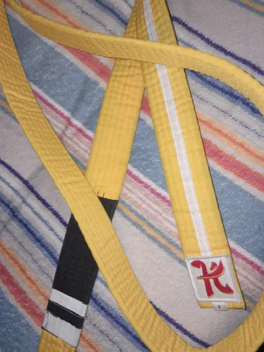 Faixa amarela e branca jiu jitsu pouco usada