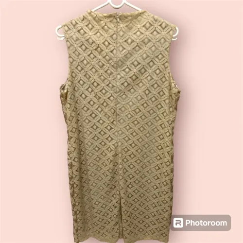 Vestido rendado dourado para terceira idade