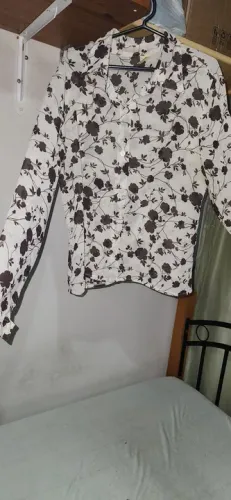 Blusa branca com flores marrom 