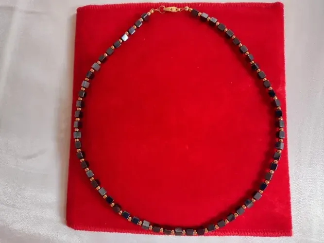 colar gargantilha imitação hematita com bolinhas douradas