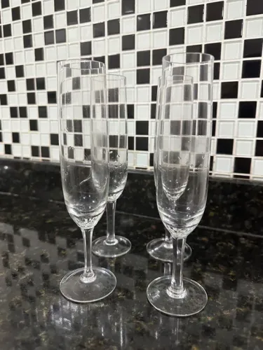 Conjunto de 4 antigas taças em cristal translúcido para champanhe alta