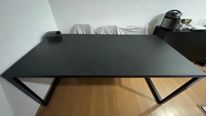 Mesa de Janta de 6 - 8 lugares. Tamanho de 180cmx90cm e 77cm de altura.