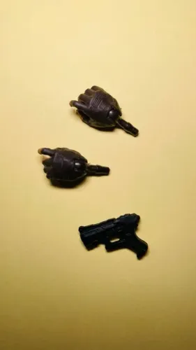 Marvel Legends - 1 par de mãos "engatilhadas" + acessório (ideal p/ bonecos X-Force)