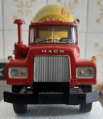 Mack R-Model Mixer 1/34 First Gear.