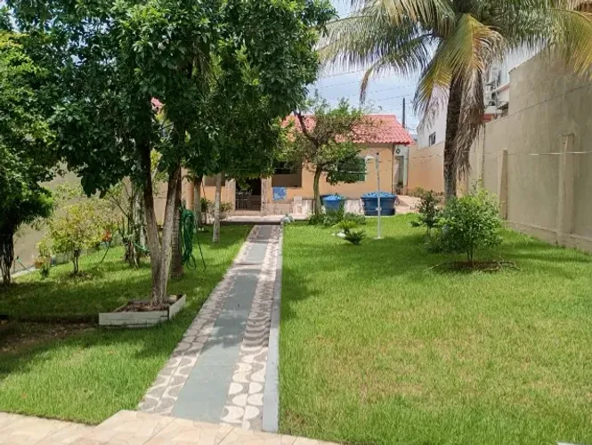 Espaçosa Casa 530m² c/ 3 Qts sendo 2 Suítes toda no Porcelanato no Parque Dez / Financia