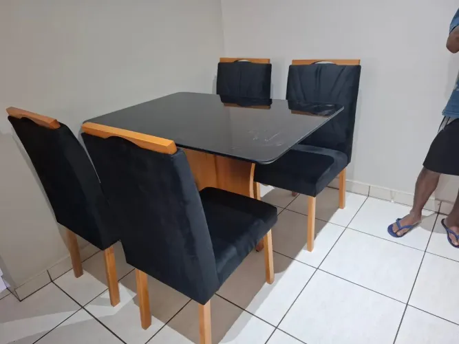 Mesa de jantar com 4 cadeiras estofadas