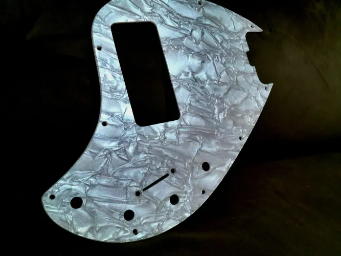 Escudo ORIGINAL MUSIC MAN SR5  madrepérola 