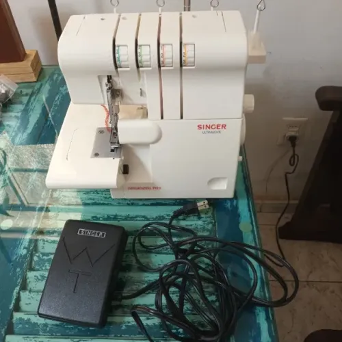 Máquina Ultralock Singer 14sh654