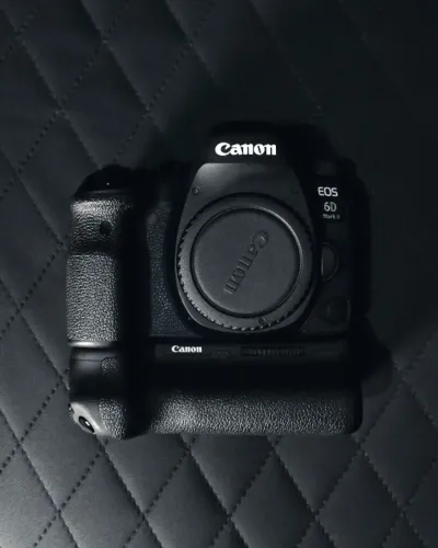 Canon EOS 6D Mark II - Corpo com Grip