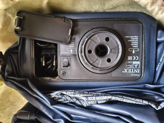 Colchão Inflável com bomba elétrica embutida INTEX - Preto