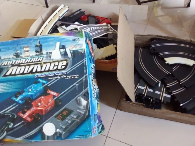 Autorama Advance e Stockcar e mais duas caixas cheias de pistas.
