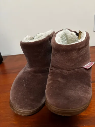 Bota estilo pantufa marrons com forro de lã e solado 36