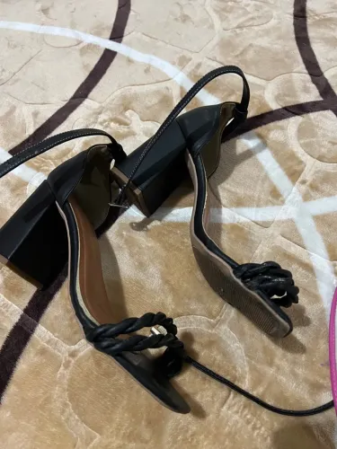 Sandália Preta de Salto Bloco com Detalhe Trançado