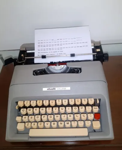 Máquina de escrever Olivetti College - anos 70/80 (para colecionadores)