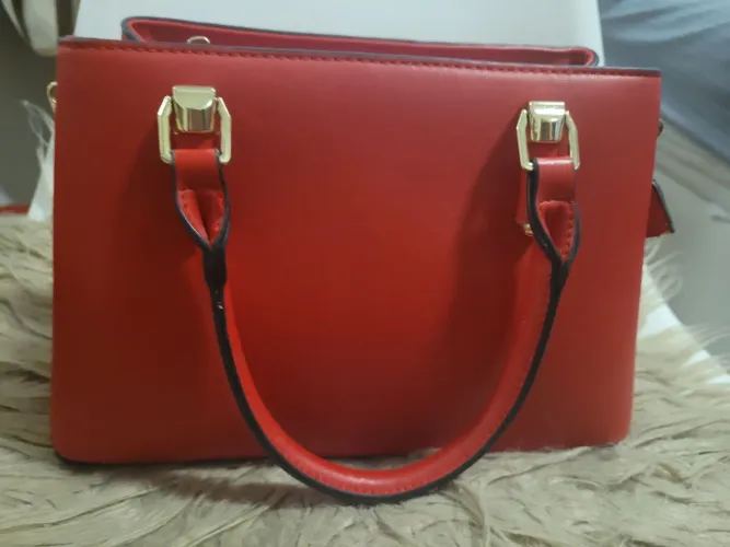 Bolsa Chalita com alça transversal. Usada apenas 01 vez