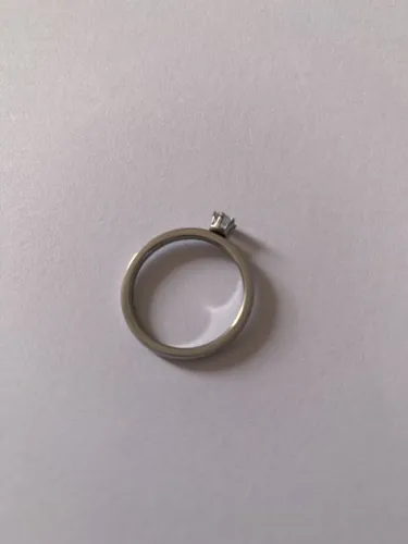 Vendo anel com solitária