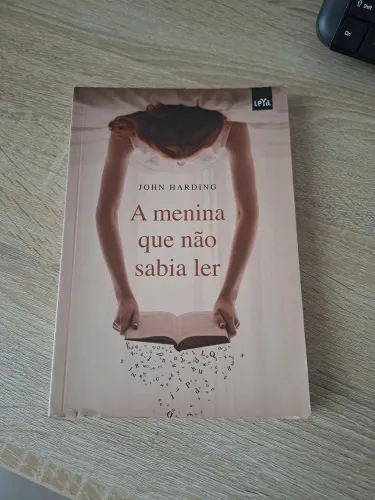 Livro A Menina Que Não Sabia Ler - John Harding - Ed. LeYa