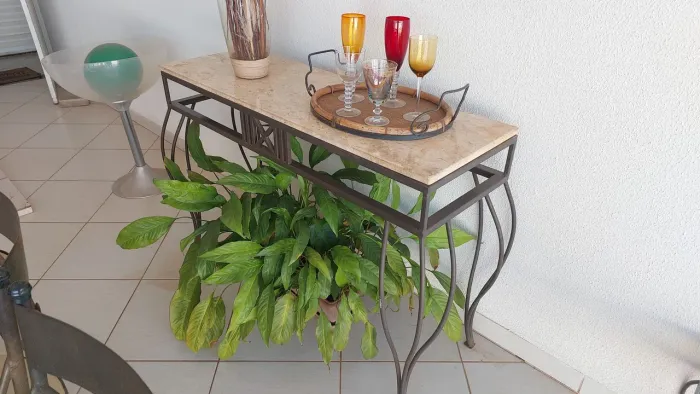 Aparador de metal com tampo de pedra marmore bege bahia