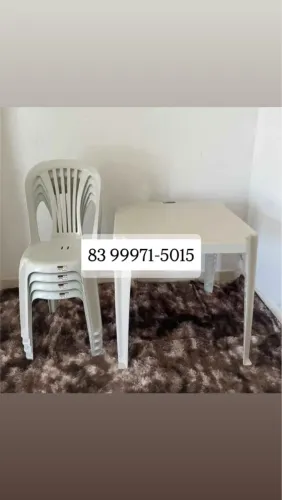 Conjunto de mesa e 4 cadeiras de plástico