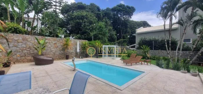 À venda em Condomínio Fechado! 4 quartos, piscina privativa, varanda gourmet e 360m².