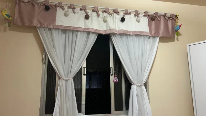 Cortina Infantil Rosa com Bandô e Detalhes