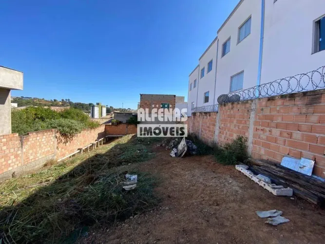 Lote urbano com 360 m² de área total, topografia em leve declive e formato retangular, i