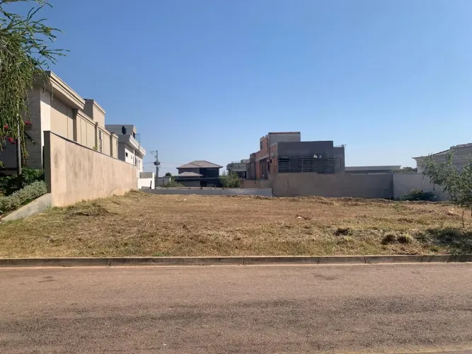 Vende-se lote com 442m2 no Condomínio Villa Jardim em Cuiabá MT