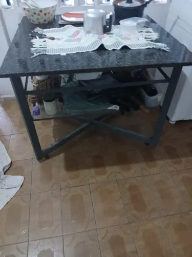 Bancada de apoio para cozinhas e restaurantes ,em ferro e tampo de granito preto