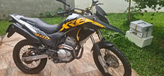 Moto Honda XRE300, em ótimo estado de conservação 