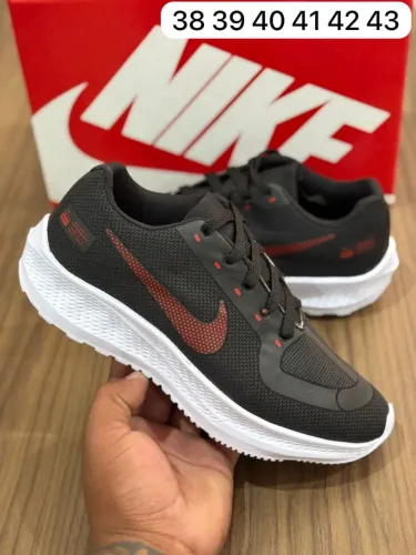 Tênis Nike Preto com Detalhes Vermelhos - Vários Tamanhos