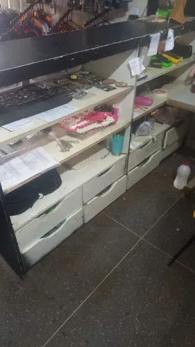 Vende balcão de madeira com vidros