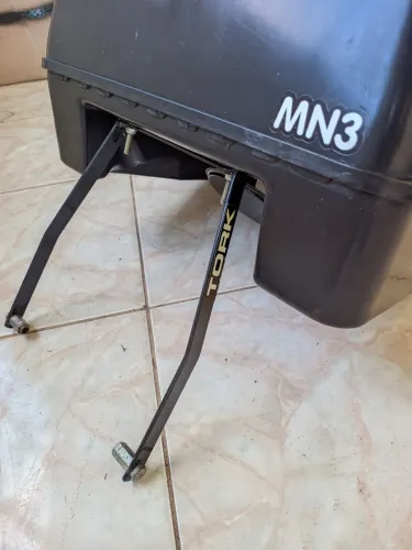 Bagageiro universal + baú entregador 90 litros