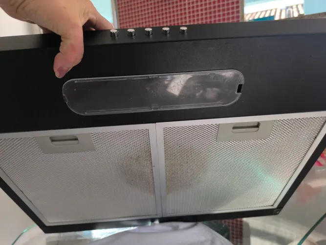 Depurador/Purificador de Ar Suggar preto usado para cozinha 