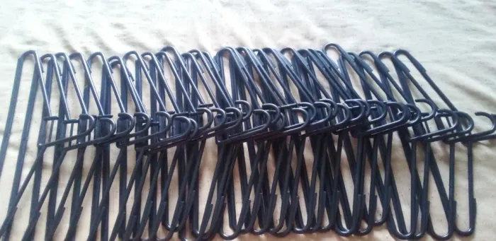 Cabide de plástico preto.