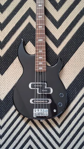 Baixo Yamaha bb415