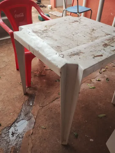 Mesa de plástico com uma cadeira apenas 50 reais