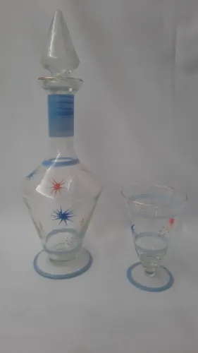 Licoreira antiga com uma taça