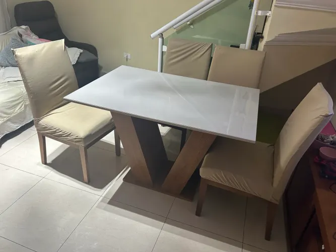 Mesa com 4 cadeiras
