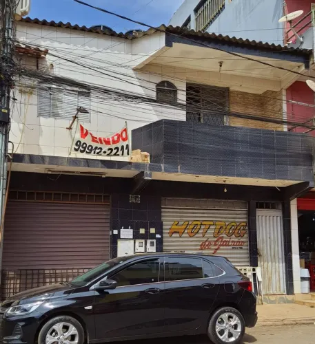 Vendo prédio c/ 2 lojas e 2 Apto