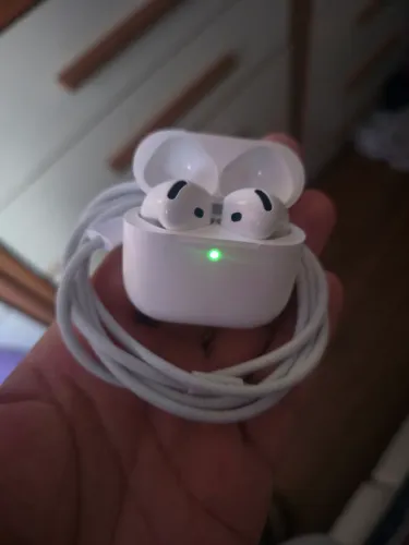 Airpods 4 original sem cancelamento.