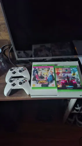 Xbox One S 1TB, 2 Jogos e 2 controles