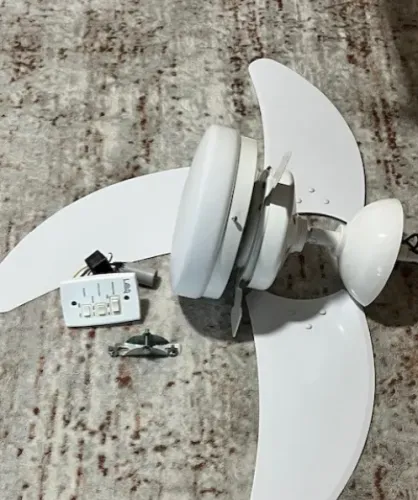 Ventilador de teto branco com tampa de vidro