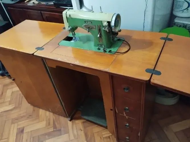 Máquina de costura Elgin com gabinete e manual