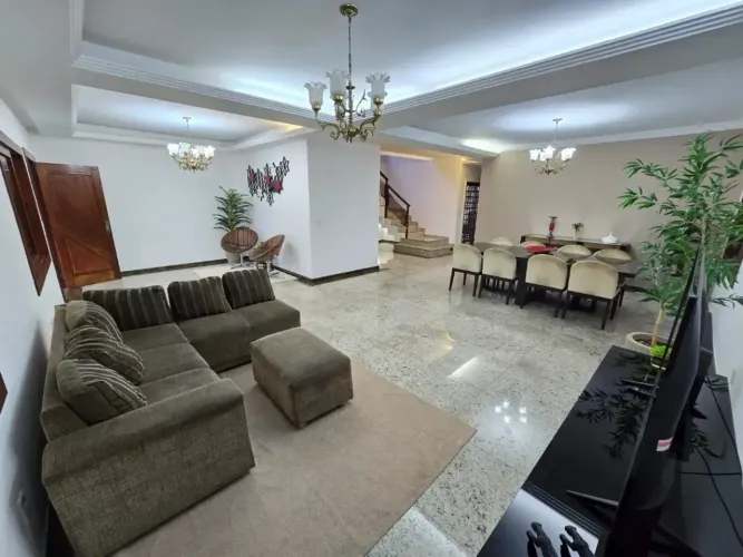 Casa Alto Padrão com 450 m2, 4 Quartos com Armários Planejados/ Bairro Letícia