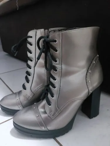 Bota Via Marte prateada tamanho 36