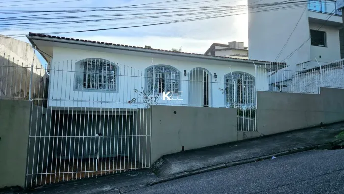Casa de 3 dormitórios, sendo 1 suíte em Capoeiras!!!