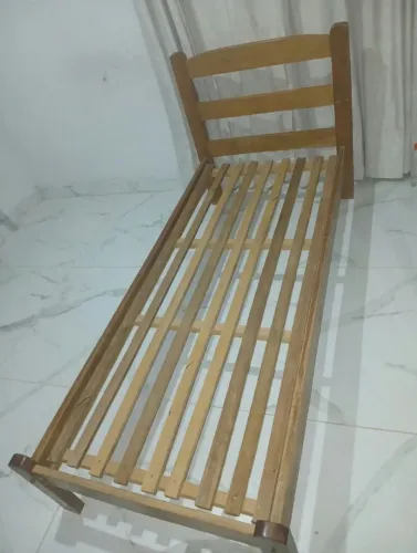 Cama de solteiro de madeira